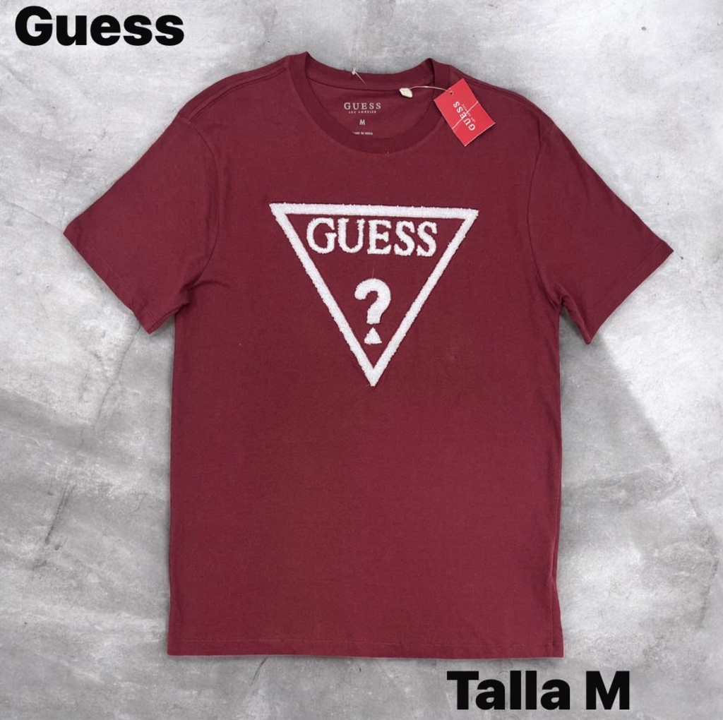 Playera GUESS con logotipo triangular texturizado en relieves con el signo de interrogación en el pecho talla m