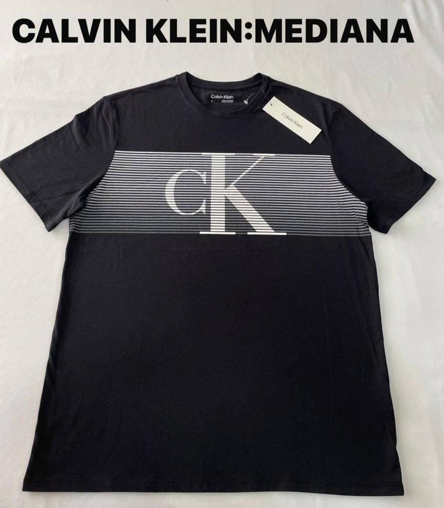 Playera Calvin Klein negra con un monograma ck estampado sobre franjas en el pecho talla m