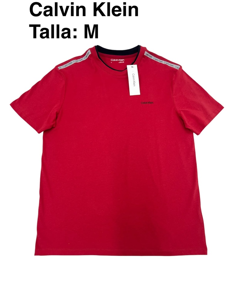 Playera Calvin Klein roja presenta una cinta distintiva con el logotipo de la marca sobre hombros talla m