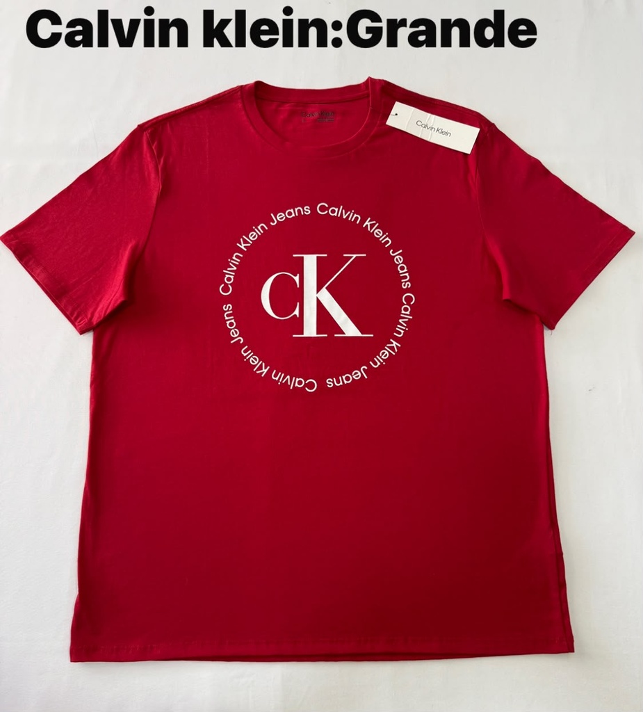 Playera Calvin Klein roja con logotipo circular blanco de ck en el centro talla L
