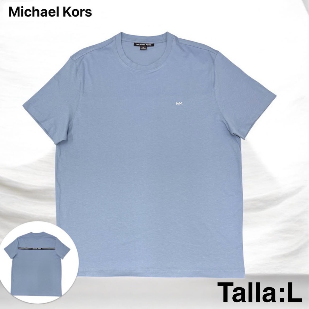 Playera MICHAEL KORS azul claro con el logotipo MK bordado en el pecho talla L
