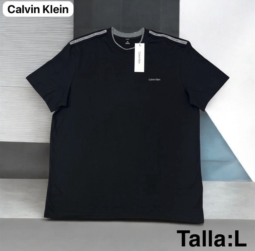 Playera Calvin Klein negra con una cinta con el logo en los hombros y cuello redondo talla L