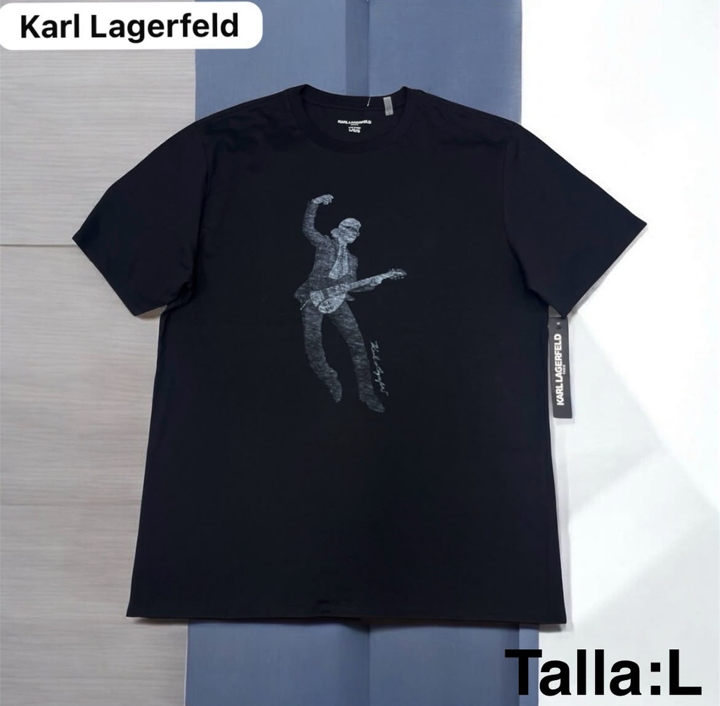 Playera Karl Lagerfed cuenta con un gráfico del icónico diseñador tocando la guitarra talla L