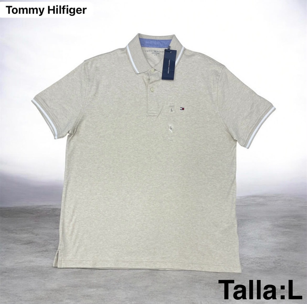 Playera Tommy Hilfiger con detalles de rayas destintivas  en el cuello y las mangas talla L