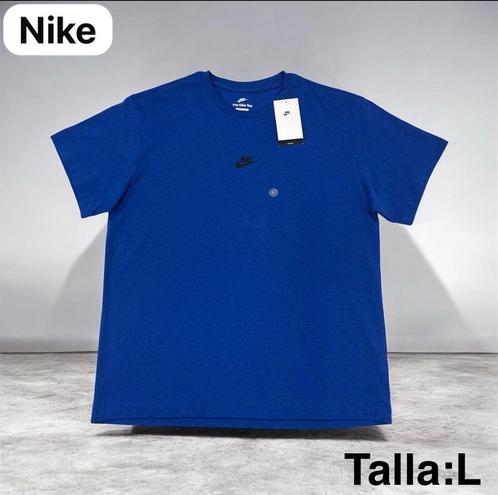 Playera Nike azul con  pequeño logo bordado en el centro del pecho talla L