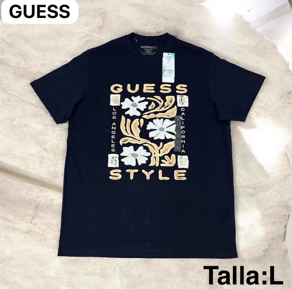 Playera GUESS con un estampado gráfico frontal con flores y texto talla L
