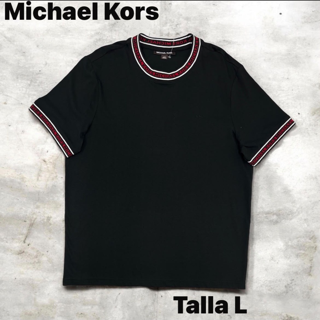 Playera Michael Kors negra con ribetes rojos detallados en en el cuello y en las mangas talla L