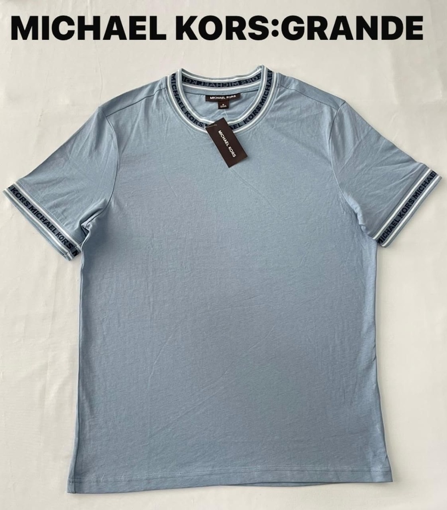 Playera Michael Kors azul claro presenta un cuello y mangas con detalles de logotipo talla L