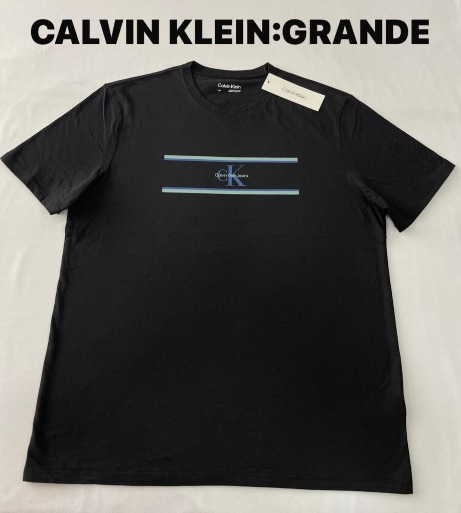Playera Calvin Klein negra presenta un diseño gráfico de rayas horizontales y logotipo ck en el centro talla L