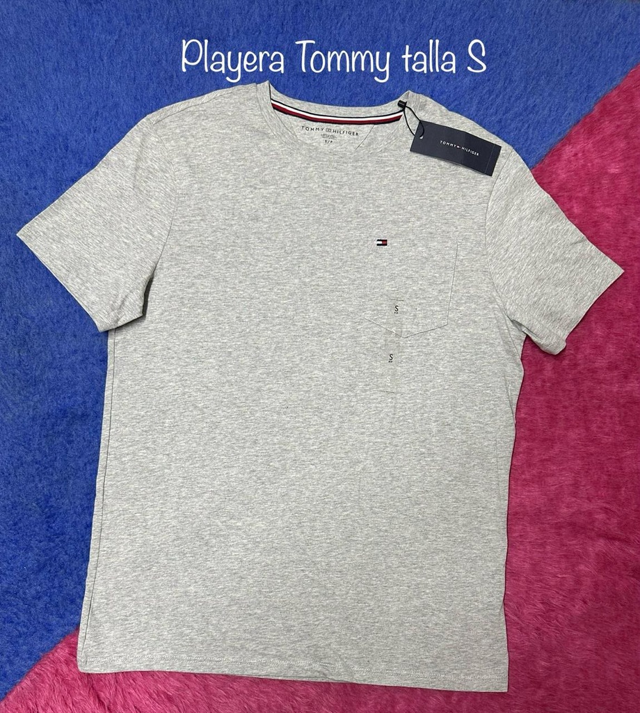 Playera Tommy Hilfiger gris con bolsillo y logo bordado en el pecho talla S