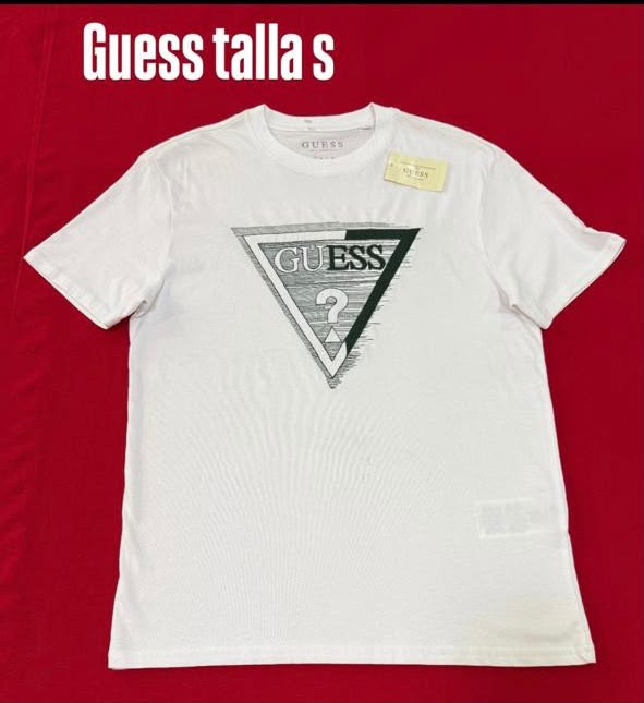Playera GUESS blanca con logo triangular en el pecho talla S