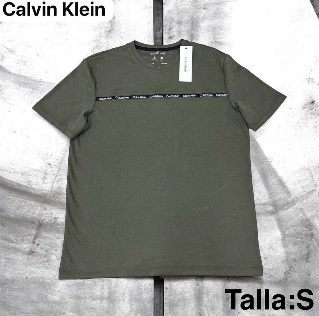 Playera Calvin Klein con logotipo horizontal impreso en el pecho talla S