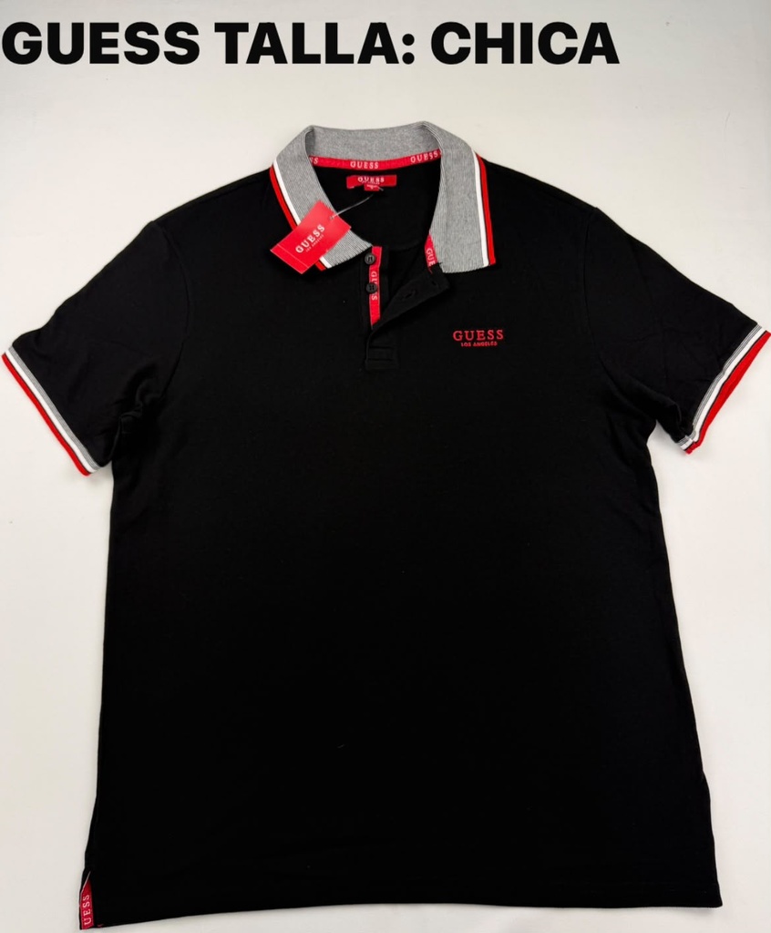 Playera GUESS negra con cuello gris y detalles bordados en rojo talla S