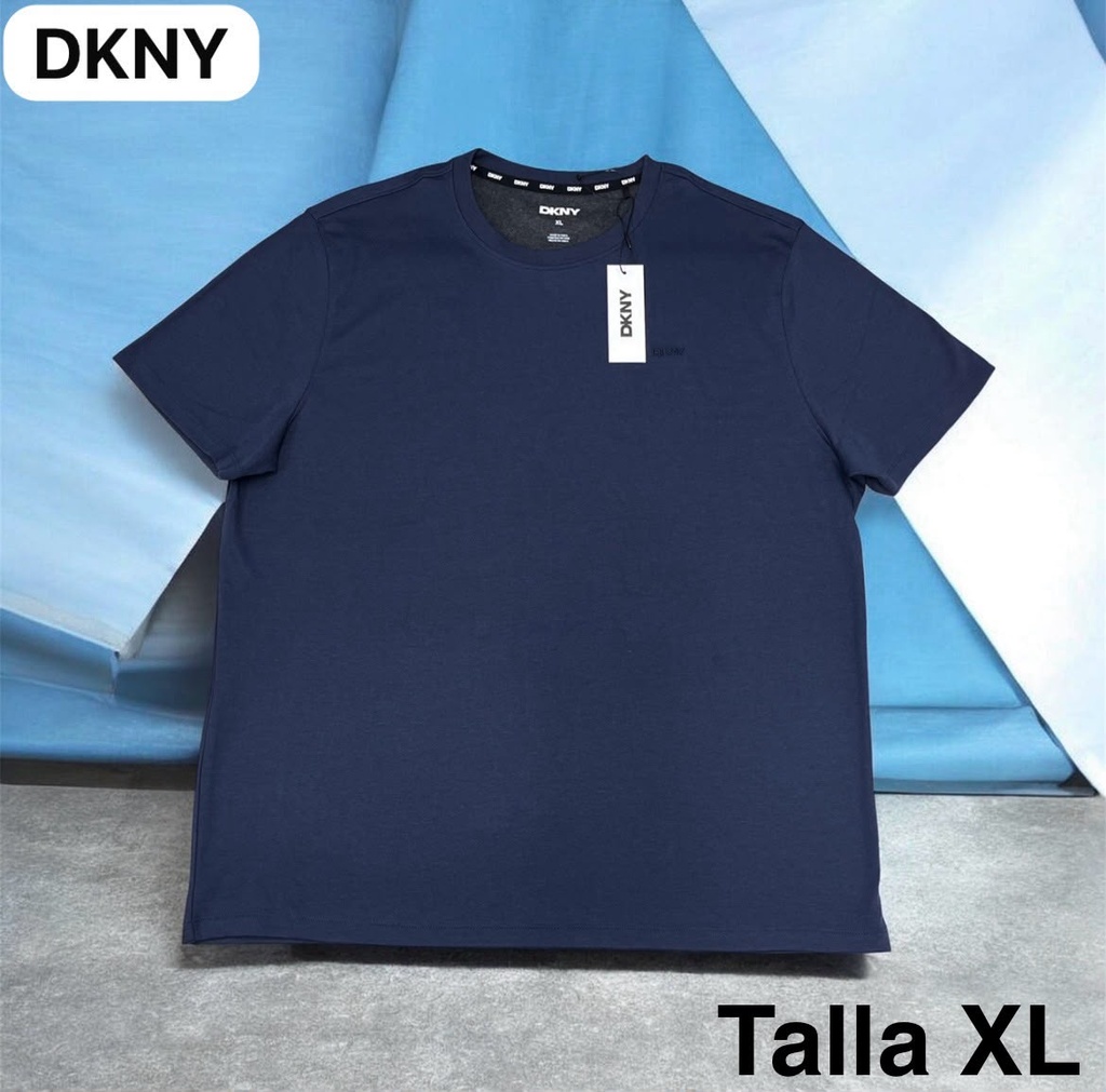 Playera DKNY azul con logotipo bordado en el pecho talla xl