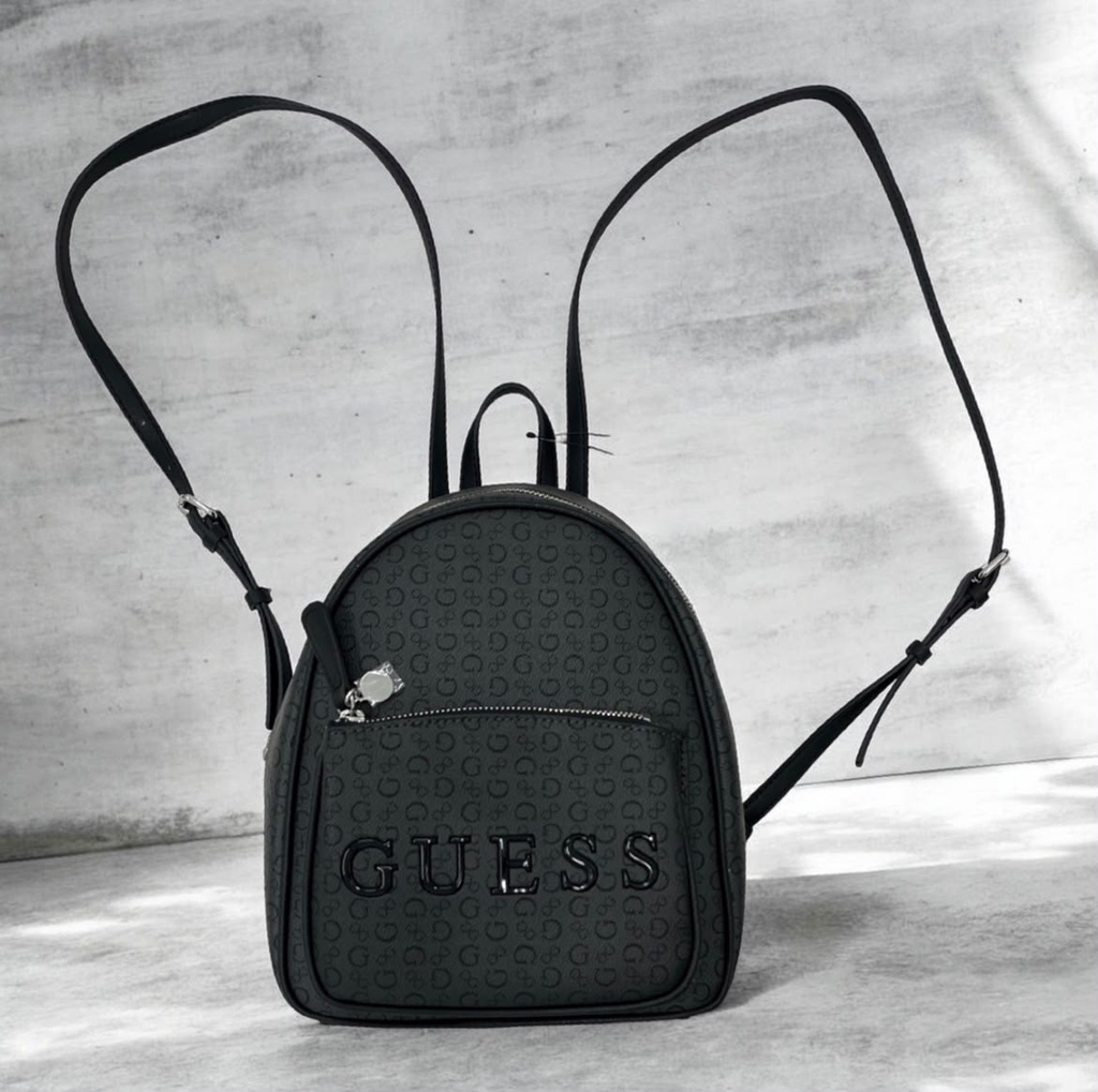 Mochila GUESS negra con logotipo grabado al frente