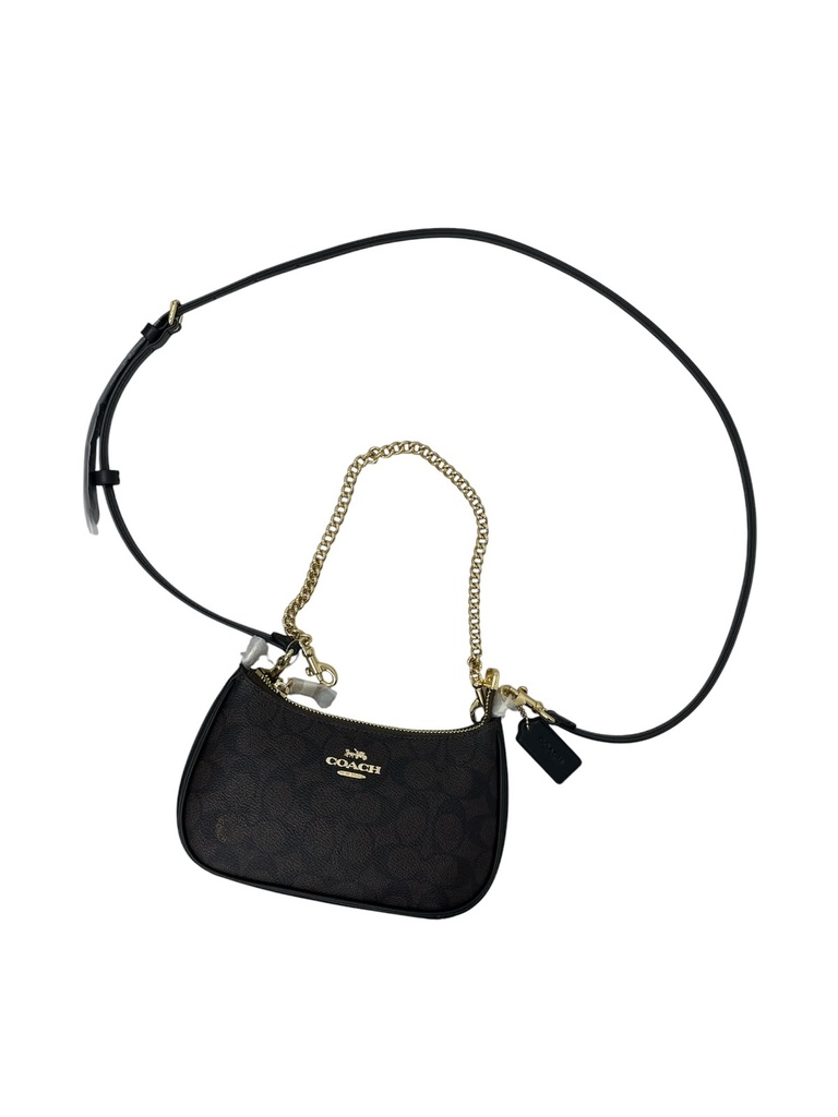 Bolso Coach destacado por sus elegantes herrajes dorados
