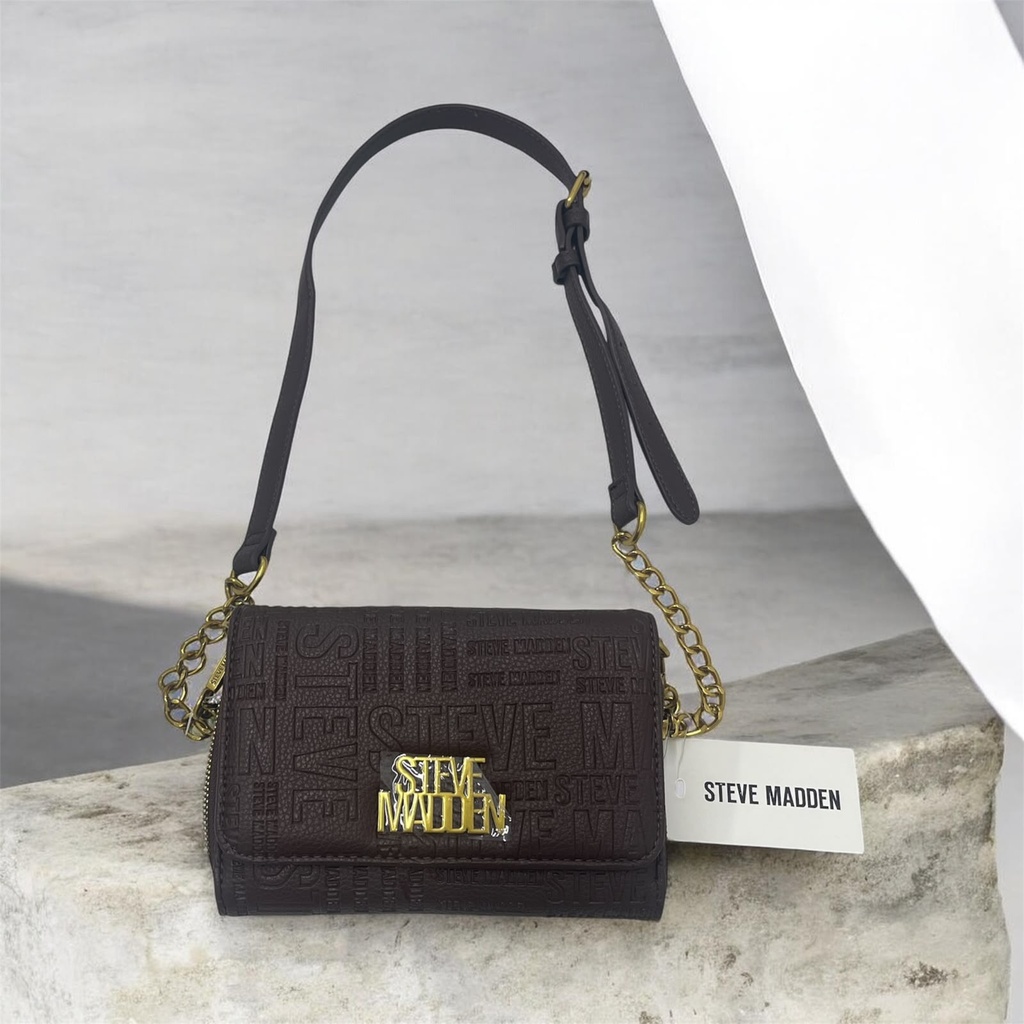 Bolso Steve Madden destaca por su placa frontal
