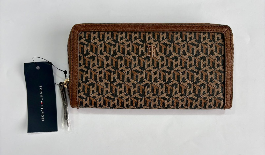 Cartera de dama Tommy Hilfiger con diseño estampado de monograma y ribete en tono marrón