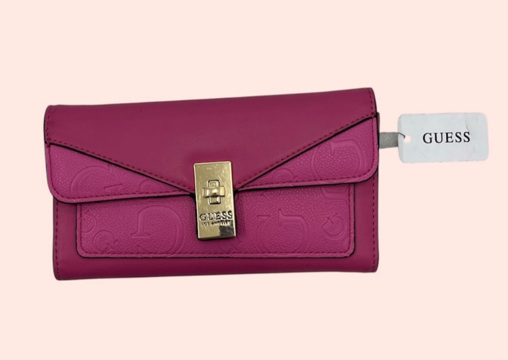 Cartera GUESS para dama con placa metálica dorada  de la marca GUESS