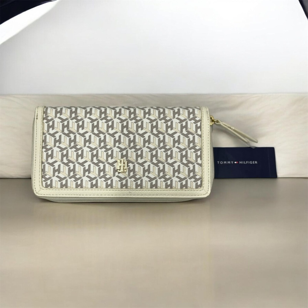 Cartera de dama Tommy Hilfiger con un estampado geométrico en tonos blanco