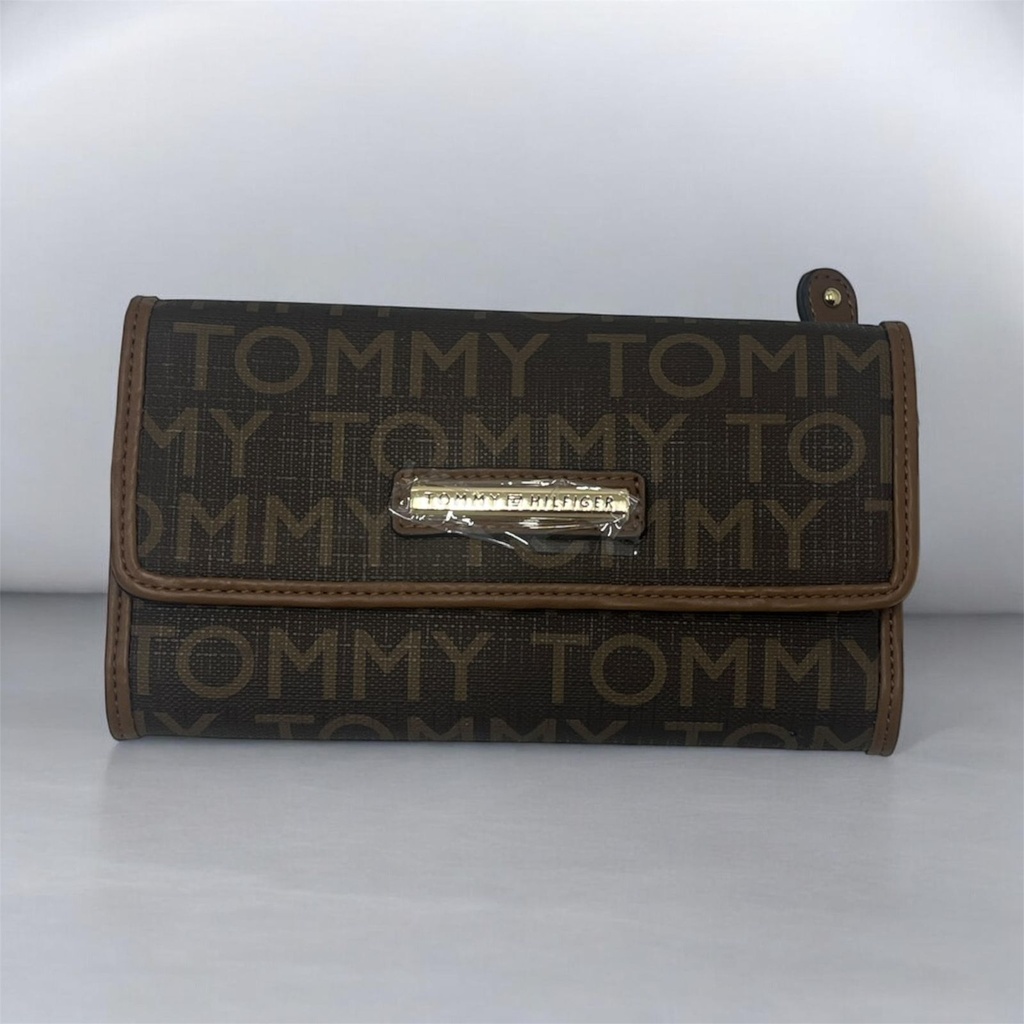 Cartera para dama con estampado repetido del logotipo y una placa dorada alfrente