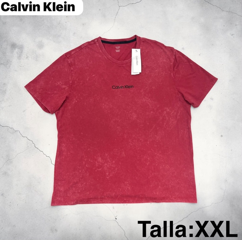 Playera Calvin Klein roja con un sutil efectó deslavado  talla XXL