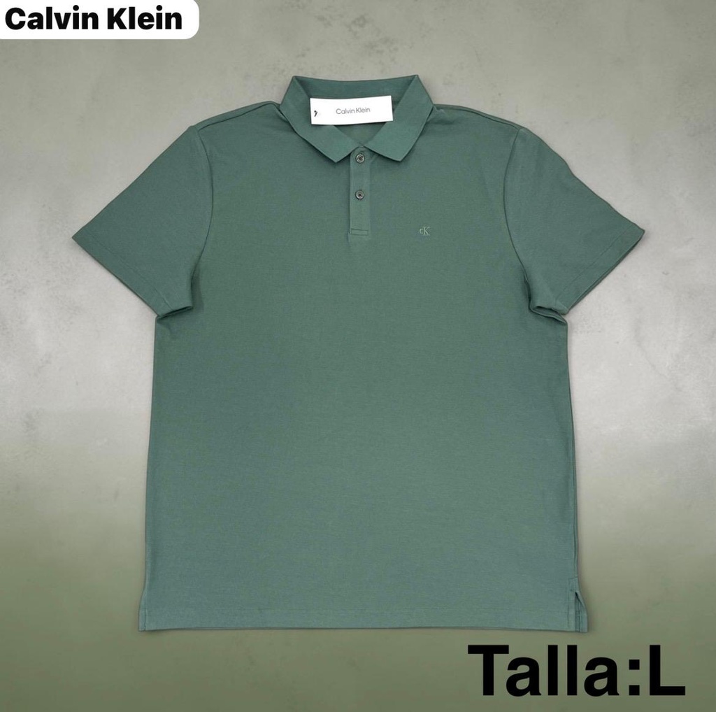 Playera Calvin Klein con un pequeño logo bordado en el pecho talla L