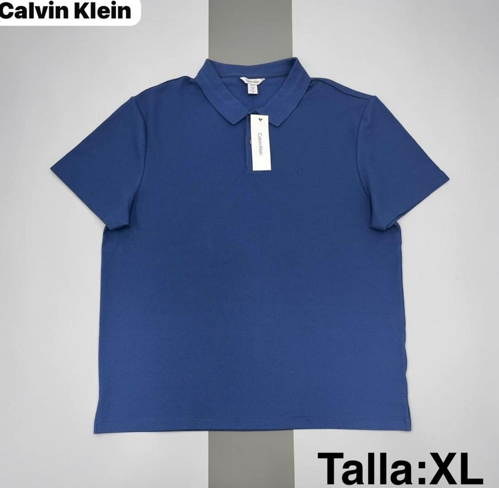 Playera Calvin Klein con sutil logotipo grabado en el pecho talla XL