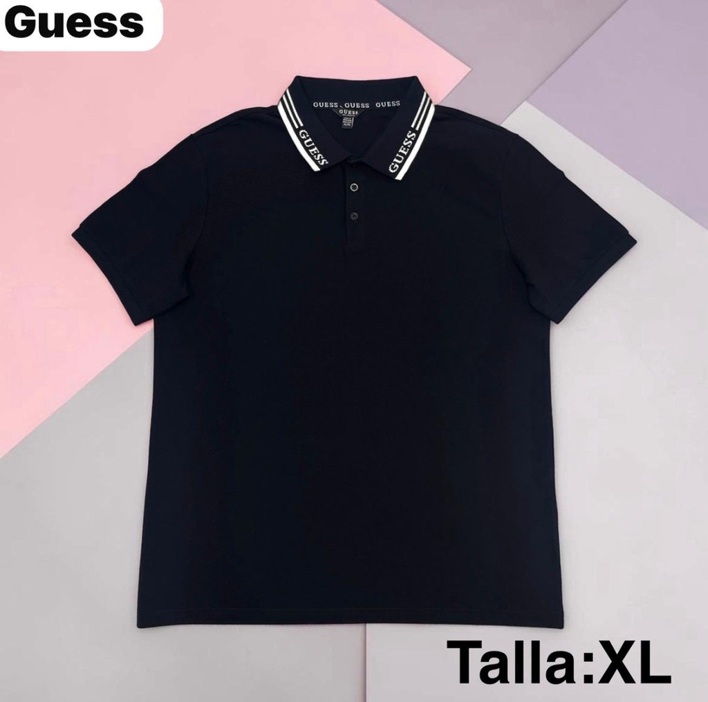Playera GUESS destaca por llamativo diseño con el logotipo en contrate blanco a lo largo del cuello talla XL