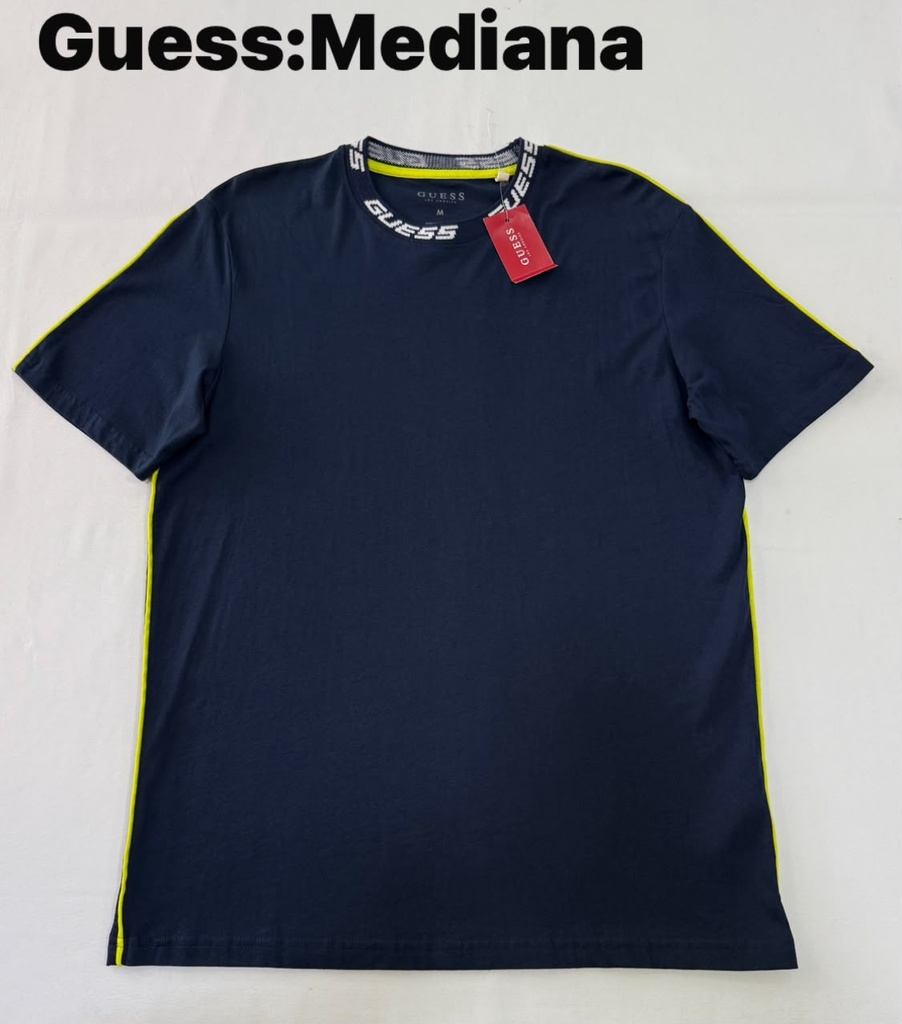Playera GUESS azul marino con logotipo impreso en el cuello y sutiles detalles en color amarillos neón talla m