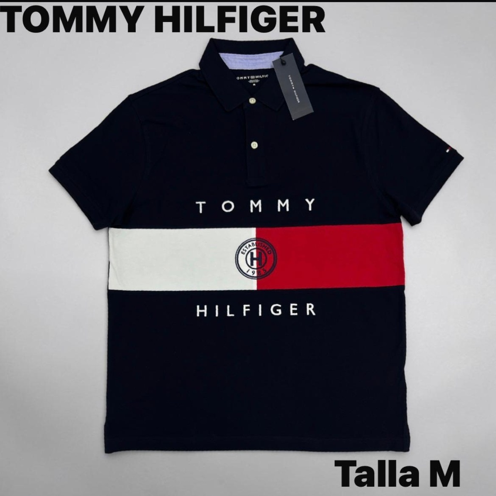Playera Tommy Hilfiger negra destaca por su llamativa franja horizontal en el pecho talla M