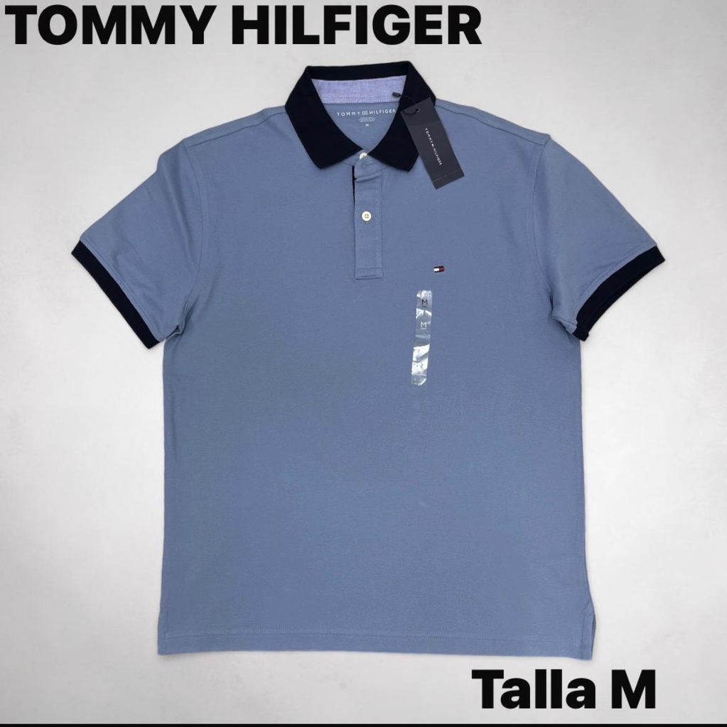 Playera Tommy Hilfiger azul claro destaca por su elegante cuello en contraste de color oscuro talla M