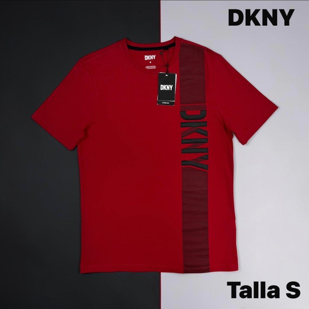 Playera DKNY roja destaca por su llamativa franja vertical oscura talla S