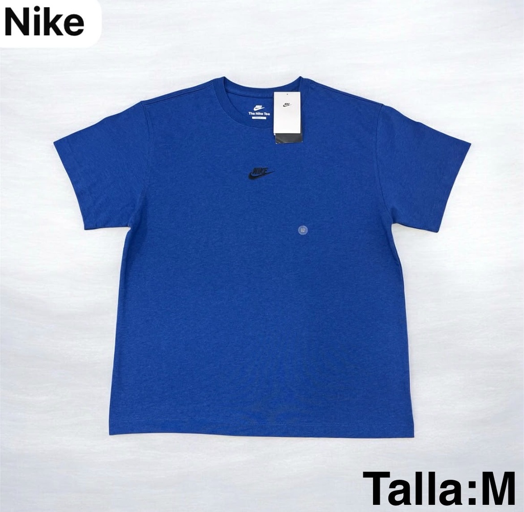 Playera Nike azul con pequeño logotipo bordado en el centro del pecho talla m