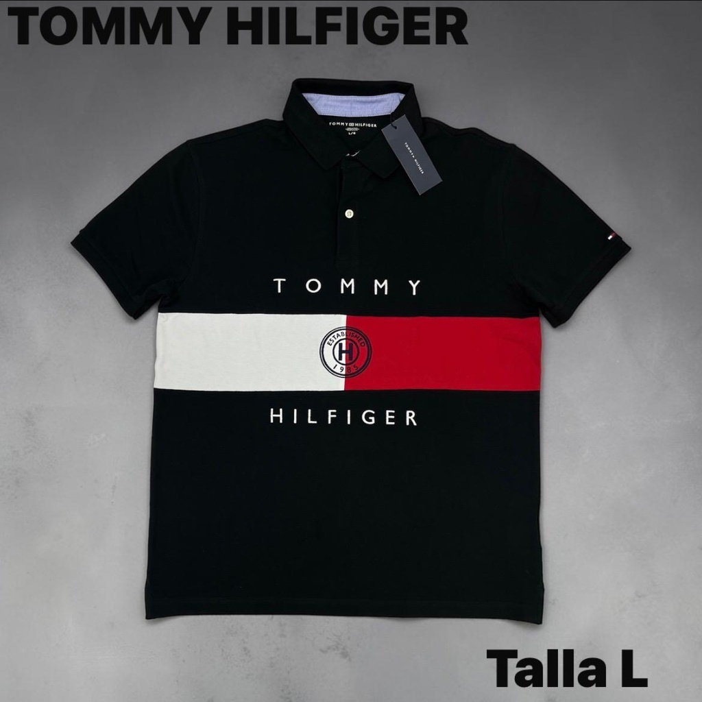 Playera tommy hilfiger emblema en abdomen y franjas talla L