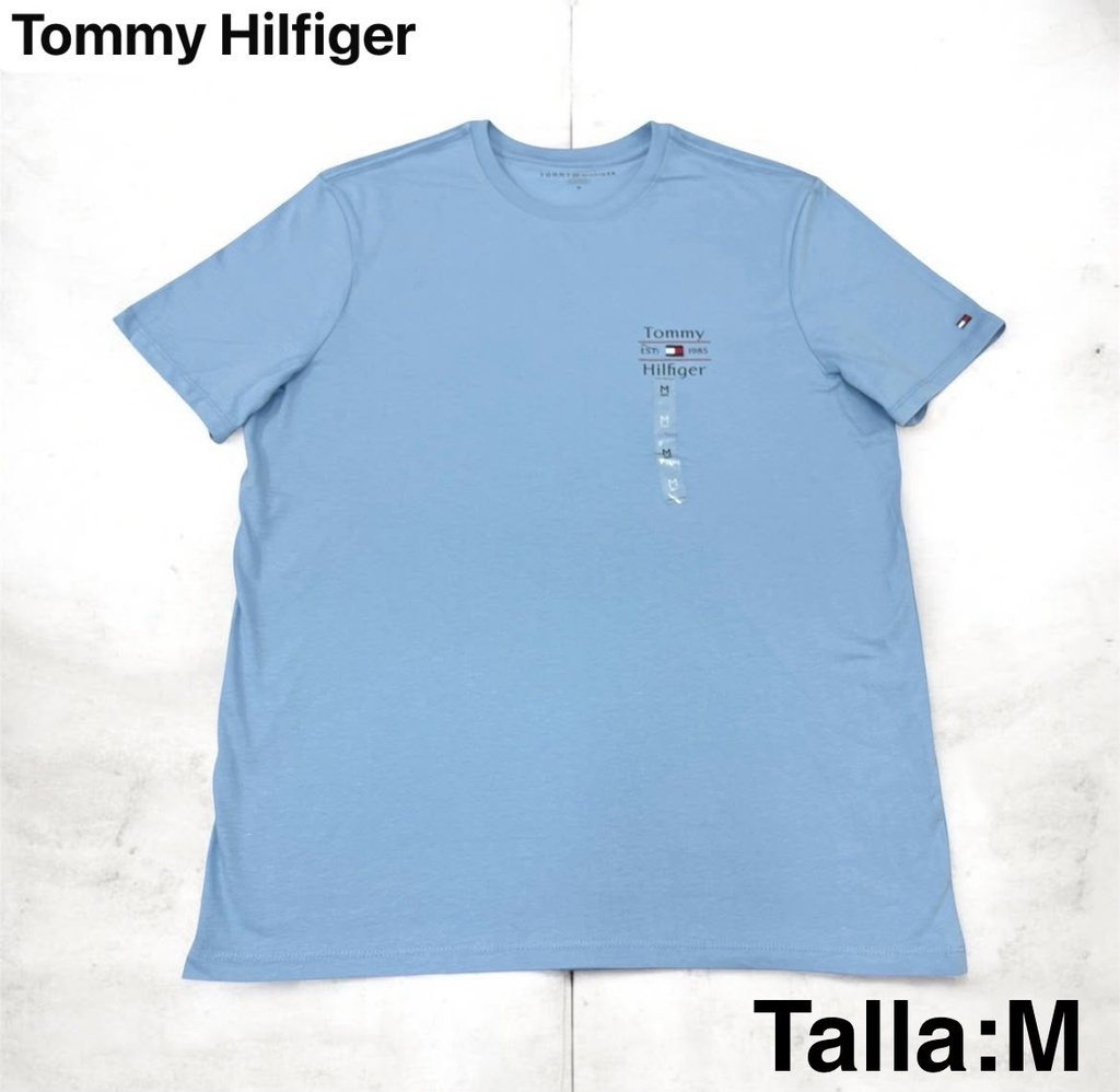 Playera Tommy Hilfiger azul claro con logotipo impreso en el pecho talla m