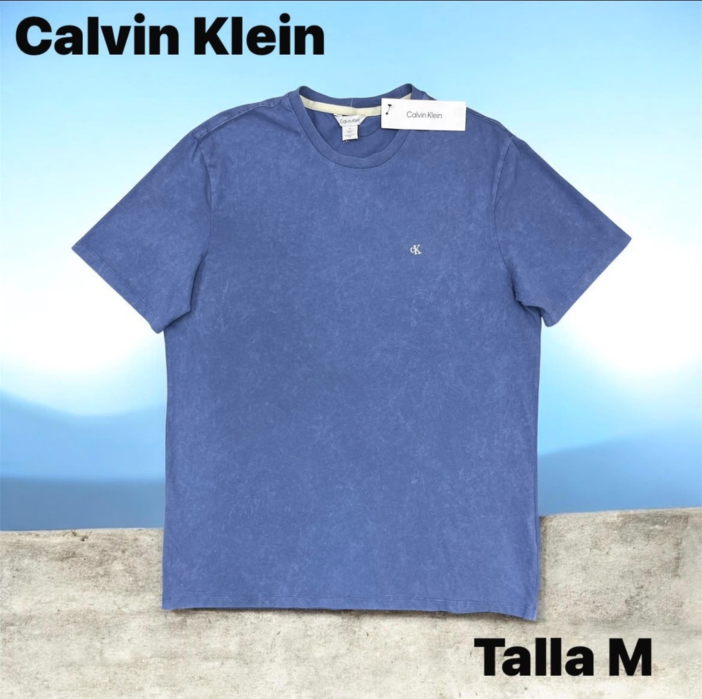 Playera Calvin Klein azul con el logotipo bordado ck en el pecho talla m